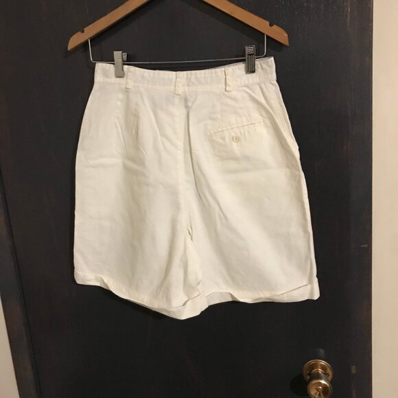 Liz Claiborne Ladies White Shorts $5.00 AS AN ADD ON - Picture 2 of 4